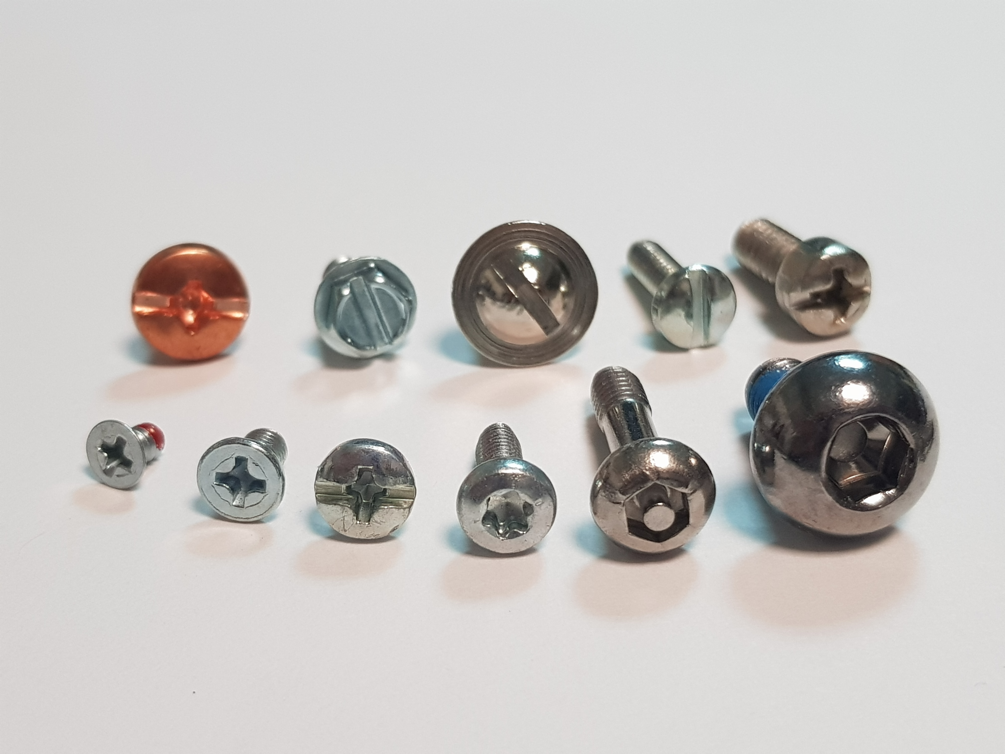 Self-tapping screws set